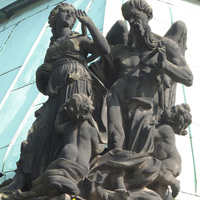 Скульптурная группа на крыше
