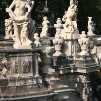 Скульптуры у нижнего фонтана
